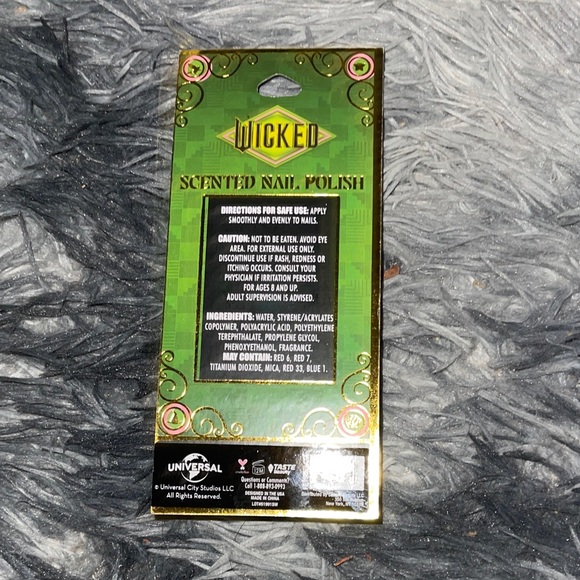 Wicked Makeup Set with Eye Shimmer and Lip Gloss-Green Witch - Picture 12 of 12
